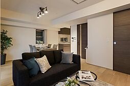 濃い木目が差し色となることで、空間がグッと落ち着いた雰囲気に。