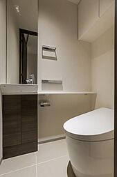 廊下沿いに独立したトイレ。手洗い器に加えて鏡まで付いています。