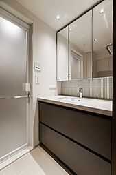 細長いタイルがあしらわれた上品な洗面台。