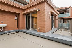 広さは約16m2。スロップシンクが備わっているので、植物への水やりがしやすそうですね。