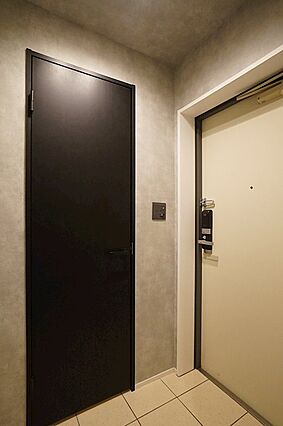 玄関の黒い建具...