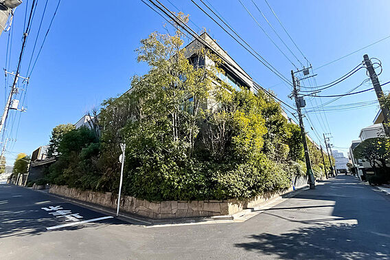 邸宅街に馴染む...
