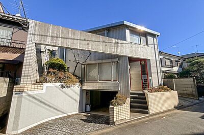 外観：外観/地下1階付き地上2階建て、鉄筋コンクリート造の戸建て住宅です。2017年に外壁と屋根の防水塗装工事が実施されました。（※ 建物面積には車庫部分約29.89？を含んでいます。）