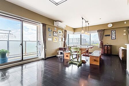リビング/住戸は最上階に位置しており、専有面積約98m2を3LDKとしたゆとりあるプランニング。LDKは約26.7帖もの広さがあります。 3方向に窓がある、独立性の高い造りも魅力!