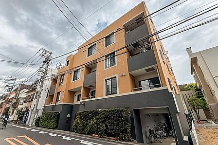 1997年に竣工した地下1階付き地上5階建て、低層レジデンスの一室。2026年3月に大規模修繕工事が完了しました。