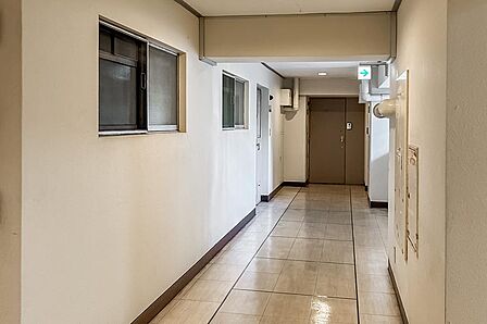 廊下の奥に見えるのが住戸の玄関です。