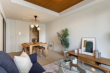 見上げると、木目調のクロスが貼られた折り上げ天井が。建具や窓枠にもレッドブラウンのアクセントを入れ、空間に一体感を持たせています。