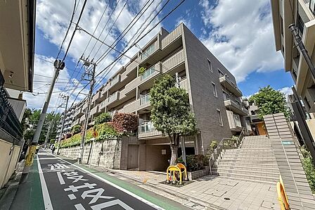 1995年に竣工した、地下1階地上4階建ての新耐震基準適合マンション。