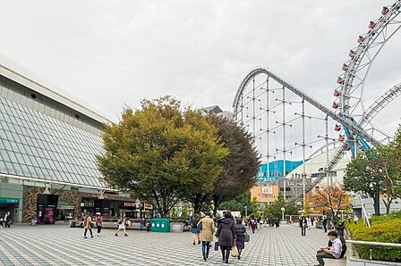 東京メトロ丸の内線・南北線の「後楽園」駅までは徒歩6分。駅直結の「東京ドームシティ」があるので、休日はご家族そろって、ご近所で十分楽しめそう!