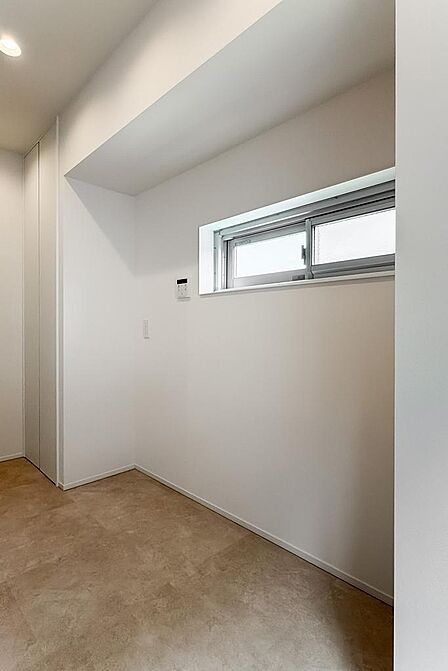 キッチンの背面にはカップボードを置ける余白があります。