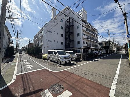落ち着いた街並みに調和する、風格漂う外観の建物。周辺は大きな道路からほどよく離れていて、閑静な環境です。