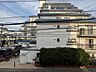 バルコニー：正面には、近くに建つ “秀和レジデンスシリーズ” のマンションの青い瓦屋根が見えます。