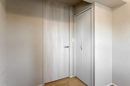 洋室1。コンパクトなクローゼットが備わっています。