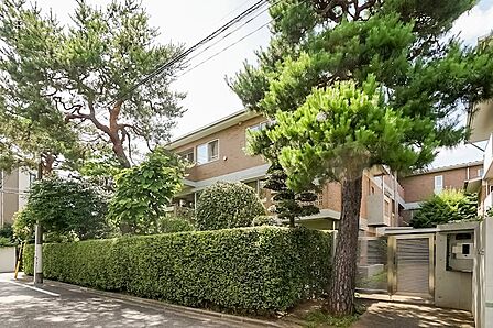 閑静な住宅街に彩りを添えるように佇むマンション。2003年竣工・総戸数13戸・地下1階地上3階建てです。玉川通りや首都高速道路に近い立地ながら、周辺は落ち着いた住環境。