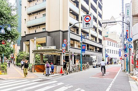 最寄駅は東急田園都市線「池尻大橋」駅。物件まで徒歩4分の距離。