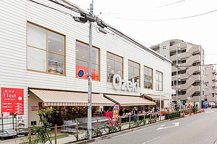 スーパーは「オオゼキ 池尻店」をご利用いただくのが便利。駅まで行かずとも、家の近くに大型スーパーがあるのはうれしいところ。(徒歩4分)