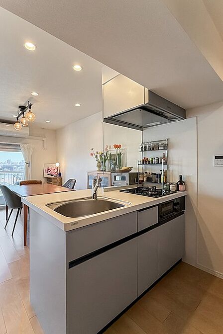 対面式のキッチンは、お料理をしながら会話がはずみそうです。コンロ前にはクリアの油はねガード付きで、汚れを防ぎながら景色も楽しめます。