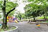 周辺：徒歩7分の位置にある「山内公園」。お子さま用の遊具も充実しており、休日のお子さまとの遊び場としておすすめ。