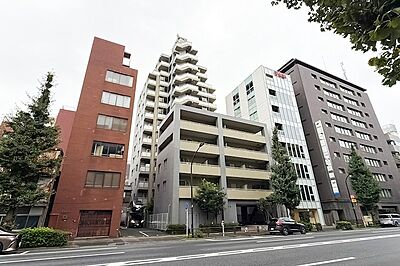 外観：1997年竣工の新耐震基準適合マンション。地下1階地上13階建て、総戸数44戸。