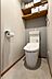 トイレ：トイレは廊下からアクセスします。