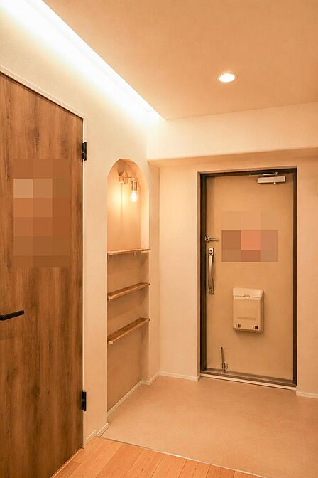 アーチ型のニッチと間接照明が印象的な玄関スペース。温もりある木目を取り入れ、帰宅時を優しく迎えてくれます。室内(2026年8月)撮影