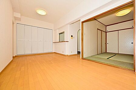 ナチュラルなリビングに癒しの和室をプラス♪段差がなく使いやすい間取になってます♪