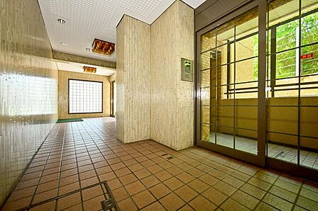 共用部エントランス!オートロック付き♪