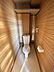 トイレ：木目調の壁に囲まれた、落ち着きのあるトイレ空間です。