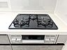キッチン：三口コンロ 同社施工例となります。