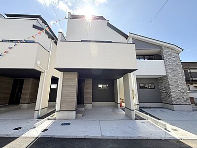 外観:2号棟 完成済みなので即日ご案内可能です! 写真では伝わりきらない、光と風の通り道をぜひ現地でご体感ください。 外観:2号棟 完成済みなので即日ご案内可能です! 写真では伝わりきらない、光と風の通り道をぜひ現地でご体感ください。