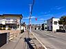 外観：周囲は落ち着いた住宅街で、空が広く感じられる開放的なロケーション！小中学校徒歩５分以内で子育て世帯にも心強い立地です！現地（２０２６年４月）撮影