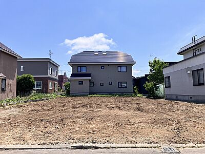 外観：【陽当り良好な平坦地】高低差がなく土地を有効活用できます。第一種低層住居専用地域の穏やかな街並み。都市ガス利用可で光熱費も抑えられ、家計に優しい暮らしが叶います。現地（２０２５年６月）撮影