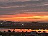 バルコニー：【バルコニーからの眺望】日中も眺望は良いですが、オーナー様は夕焼けがキレイでいつも満足しているとの事でした！