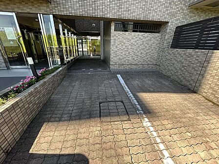 【来客用駐車場】来客用駐車場をマンションの入り口の両サイドに、4区画(6台分)設けています!