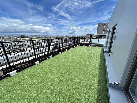 【ルーフバルコニー】最上階のプレミアム住戸で、32.57m2もあるルーフバルコニーが付いています。人工芝を敷いているため、青空に緑が広がる他のお部屋では味わえない、プレミアムな空間です!