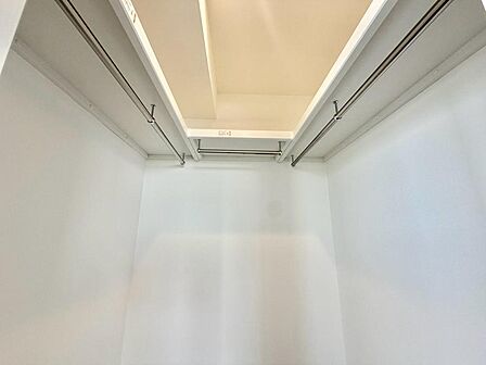 ウォークインクローゼットを完備。お子様のおもちゃやゴルフバックなど、大きなお荷物をお持ちの方や、季節物の家電製品やキャリーバック、お荷物が多い方でも安心のスペースです。