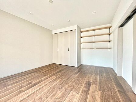 大きな窓からたっぷりと陽光が注がれる明るい空間。家族の成長に対応できる永住仕様の間取り。一日の疲れを癒やしてくれる、時を忘れて過ごせる空間。