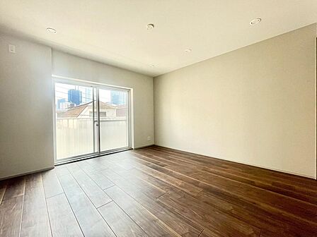 家具の配置のし易い室内です。趣味の部屋としても充分な広さを確保しております。