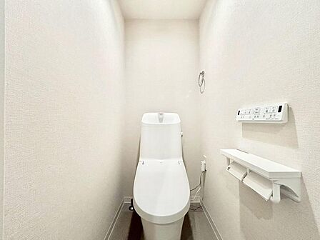 清潔感あるクロスと温もり溢れるモダンカラーの床材が見事に調和した本邸宅は、毎日の生活を少しでも快適に過ごして頂ける様に落ち着いた雰囲気作りから行っています。