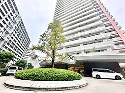 穏やかな風と陽光を導き、プライバシーに配慮された設計プランを採用し、居住性を一段と心地よいものにしています。周辺環境とのコラボレーションにより明るく開放的な空間を演出しております。