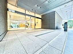 重厚感溢れるエントランスは、マンションの一つの特徴でもあります。その穏やかな佇まいに、訪れる方々は圧倒されるはず。オーナーとしてのステータスと都心アクセスの利便性を貴方の手に。