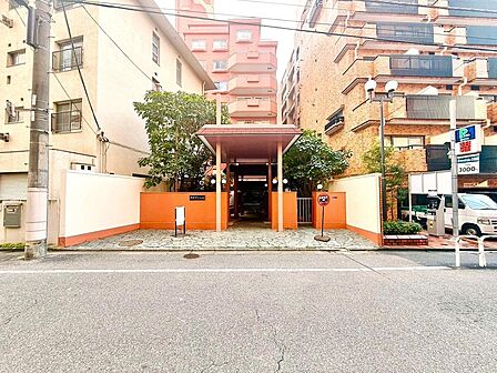 その邸が魅せる、気品・上質・重厚感・細やかさ、そのすべては訪れた者に安らぎと品性を与える特別な空間です。ここに住むからこそ意味がある。すべての（始まり）をここから迎えます。