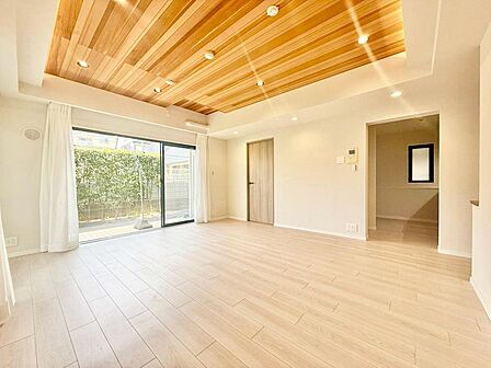 贅沢といえるほどの豊かな居住性と、プライドを満たすクオリティが見事に調和した住空間。リビングも広く設け、訪れる人々を暖かく迎えてくれます。