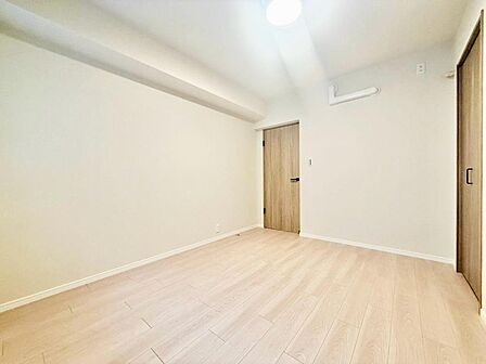 風の通り道。舞い込んでくる風が優しく躍り、室内に爽やかな空気を運んでくる。そこに季節の息吹を感じて、いまがどんな季節なのかを実感する。