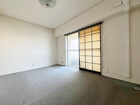 「リフォーム中」白を基調とした室内は、明るい住空間を造り出すだけでなく、清潔感をもたらしてくれます。