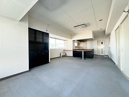 「リフォーム中」ここにはみんなが集い、食事と楽しい会話が始まる。話に夢中になりすぎて、ついつい時を忘れ夜半過ぎになってしまう。そんな束の間の幸せを感じさせてくれる場所となることでしょう。