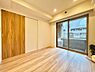 子供部屋：大きな窓からたっぷりと陽光が注がれる明るい空間。家族の成長に対応できる永住仕様の間取り。一日の疲れを癒やしてくれる、時を忘れて過ごせる空間。