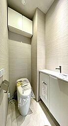 十分な広さと清潔感のあるカラーで纏まったおトイレ。時間に余裕とゆとりを持たせます。