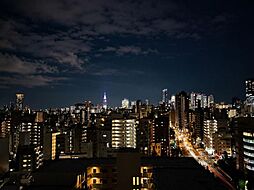 星空が地上に映りこむかのような夜景のきらめきまで、この街ならではの美しい風景の物語が室内に展開。