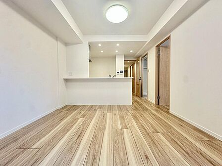 贅沢といえるほどの豊かな居住性と、プライドを満たすクオリティが見事に調和した住空間。リビングも広く設け、訪れる人々を暖かく迎えてくれます。